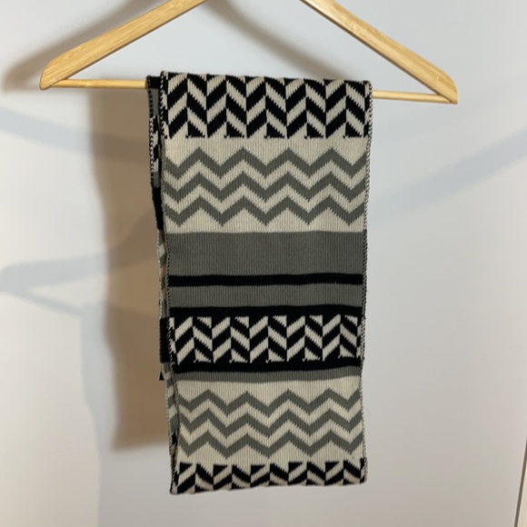 Forever 21 Circle Scarf - Picture 3 of 5